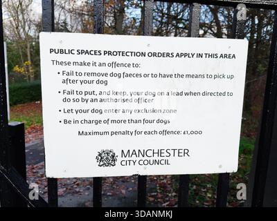 Manchester, Regno Unito - 16 novembre 2025: La segnaletica a Manchester delinea le regole per il controllo dei cani, le sanzioni e le norme dello spazio pubblico in un'area recintata. Foto Stock