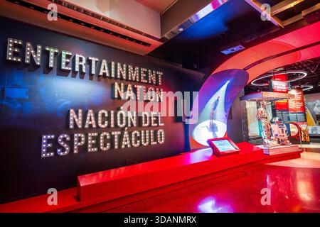 Smithsonian American History Museum Entertainment Nation Exhibit Washington DC // WASHINGTON DC — la mostra Entertainment Nation / Nación del Espectáculo allo Smithsonian National Museum of American History presenta un cartello in stile tendone, uno schermo a LED curvo e gli iconici personaggi di Star Wars C-3PO e R2-D2. Questa mostra permanente esplora la ricca storia dell'intrattenimento americano e il suo impatto culturale. Il museo, parte dello Smithsonian Institution, è dedicato alla raccolta e alla conservazione del patrimonio degli Stati Uniti. Si trova sul National Mall di Washington D.C. Foto Stock