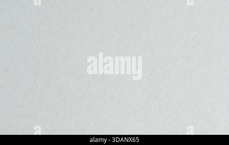 Il foglio di carta piatto poggia su una superficie con luce proveniente dall'alto. Semplice e pulito, mostra solo la carta. Foto Stock