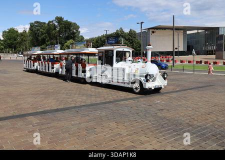 Petit train touristique dans la ville, ville du Mans, département de la Sarthe, Francia Foto Stock