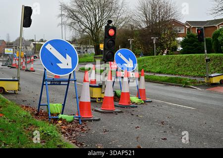 Lavori stradali temporanei a luci rosse e mantieni le indicazioni sulla sinistra Foto Stock