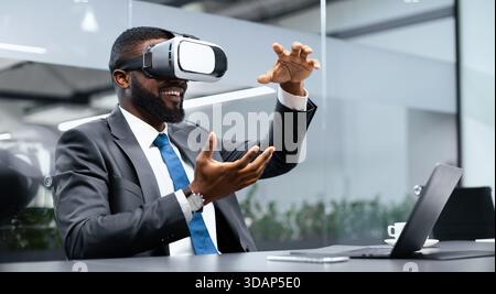 Man si impegna con la realtà virtuale in un ambiente Office durante l'orario di lavoro Foto Stock