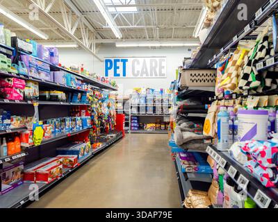 Utica, New York - 7 dicembre 2025: Corsia per la cura degli animali domestici in una Supercentere Walmart che offre cura del corpo, nutrizione e accessori per uccelli, cani e gatti, riflettendo circa Foto Stock