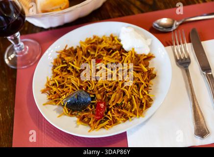 Fideua di pesce, spaghetti saporiti con pesce, calamari e vongole Foto Stock