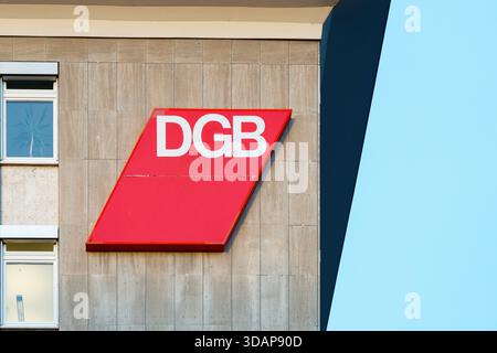 Dettaglio della facciata della sede centrale della DGB (Confederazione sindacale tedesca) a Colonia, Renania settentrionale-Vestfalia, con gli impressionanti colori rosso e bianco Foto Stock