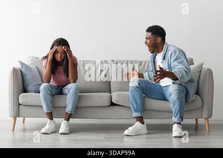 Coppia afro-americana lotta, ragazzo urlando alla signora Foto Stock