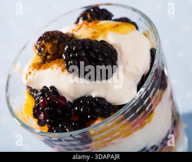 Blackberry e orange yogurt - deliziosi dessert estivo Foto Stock