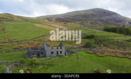 Vista aerea dei cottage abbandonati alla cava di ardesia di Cwmstraddlyn Foto Stock