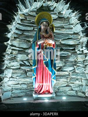 11 dicembre 2025. Vergine Maria. Statua alla chiesa cattolica di nostra Signora del buon Consiglio, London Rod, Wickford. Essex. Foto Stock