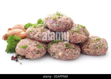Cibo, Rissoli crudi isolati su bianco Foto Stock