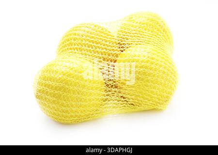 Cibo, limoni in Una rete isolata su bianco Foto Stock