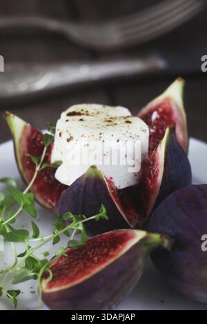Cibo, antipasto con fichi e formaggio di capra Foto Stock