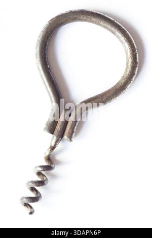 Cavatappi vintage arrugginiti su sfondo bianco Foto Stock
