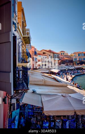 Tavoli da pranzo all'aperto presso la Taverna Amphora nella città vecchia di Chania, Creta, Grecia, con decor tradizionale e atmosfera serale. Foto Stock