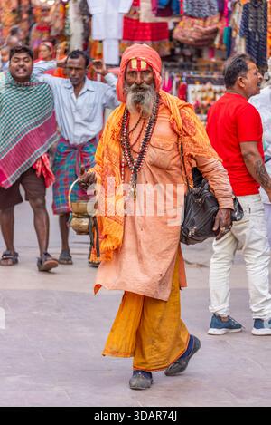Anziano indiano Sadhu in bianco Turban dando gesto benedizione all'aperto. Pushkar, India, 28 gennaio 2024 Foto Stock