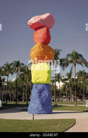 Miami, Florida, Stati Uniti - 18 dicembre 2024: Bass Museum of Art di Miami. Miami Mountain. Rainbow artwork del designer Ugo Rondinone installato a Collins Foto Stock