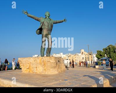 Statua di Domenico Modugno a Polignano a Mare Foto Stock
