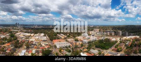 Da West Ryde a Rodi, vicino a una breve panrorama aerea sopra i sobborghi residenziali della città di Ryde, le strade locali e i villaggi commerciali. Foto Stock