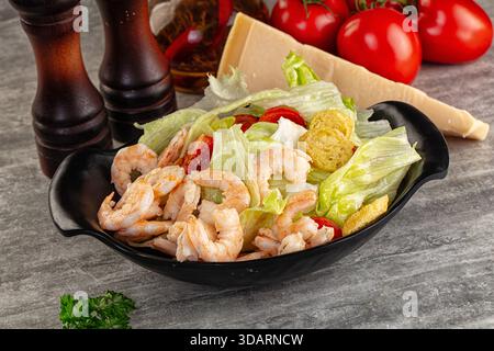 Gustosa insalata caesar con gamberi e iceberg Foto Stock