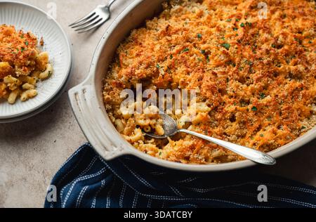 Primo piano di casseruola e piatto di maccheroni e formaggio fatti in casa. Foto Stock