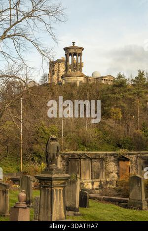 La vista della sagoma del Dugald Stewart Monument in cima a Calton Hill si affaccia sulle lapidi intemperie dell'Old Calton Cemetery, Edimburgo, South Carolina Foto Stock