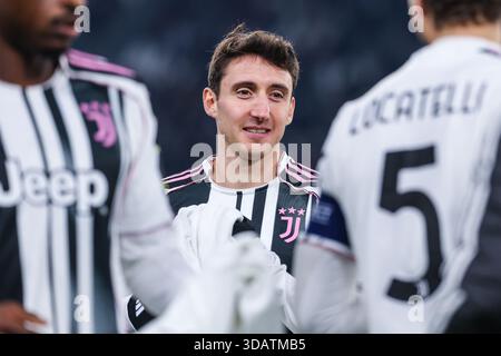 Andrea Cambiaso della Juventus FC guarda durante la fase di UEFA Champions League 2025/26 - partita 6 tra Juventus FC e Pafos FC all'Allianz Stadium Foto Stock