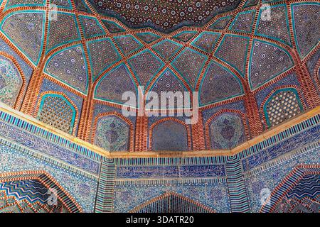 Vista di intricate piastrelle blu e marrone che adornano le pareti e il soffitto, creando un'affascinante esposizione di arte islamica, Thatta, Sindh, Pakistan. Foto Stock