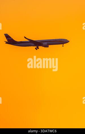 7 dicembre 2025 Sochi, Russia. Aereo passeggeri Nordwind che vola sullo sfondo di un cielo luminoso al tramonto Foto Stock
