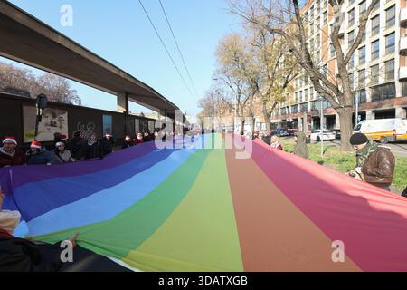 Bologna, Italia. 12 dicembre 2025. La manifestazione organizzata dalla Cgil in occasione dello sciopero generale contro la legge di bilancio a Bologna (Italia), Venerdì 12 dicembre 2025 (foto Guido Calamosca/LaPresse) Rally organizzato dal sindacato Cgil in occasione dello sciopero generale contro la legge di bilancio a Bologna (Italia), venerdì 12 dicembre 2025 (foto di Guido Calamosca/LaPresse) credito: LaPresse/Alamy Live News Foto Stock
