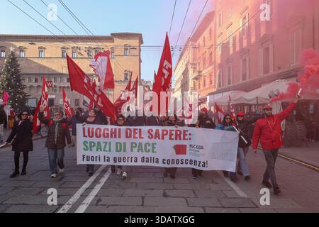 Bologna, Italia. 12 dicembre 2025. La manifestazione organizzata dalla Cgil in occasione dello sciopero generale contro la legge di bilancio a Bologna (Italia), Venerdì 12 dicembre 2025 (foto Guido Calamosca/LaPresse) Rally organizzato dal sindacato Cgil in occasione dello sciopero generale contro la legge di bilancio a Bologna (Italia), venerdì 12 dicembre 2025 (foto di Guido Calamosca/LaPresse) credito: LaPresse/Alamy Live News Foto Stock