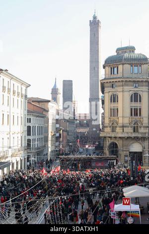Bologna, Italia. 12 dicembre 2025. La manifestazione organizzata dalla Cgil in occasione dello sciopero generale contro la legge di bilancio a Bologna (Italia), Venerdì 12 dicembre 2025 (foto Guido Calamosca/LaPresse) Rally organizzato dal sindacato Cgil in occasione dello sciopero generale contro la legge di bilancio a Bologna (Italia), venerdì 12 dicembre 2025 (foto di Guido Calamosca/LaPresse) credito: LaPresse/Alamy Live News Foto Stock