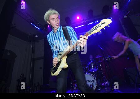 Londra, Regno Unito. 11 dicembre 2025. LONDRA, INGHILTERRA - 11 DICEMBRE: Matt Cartlidge di "The Molotovs" che si esibisce alla Bush Hall l'11 dicembre 2025 a Londra, Inghilterra.CAP/Mar © Mar/Capital Pictures Credit: Capital Pictures/Alamy Live News Foto Stock