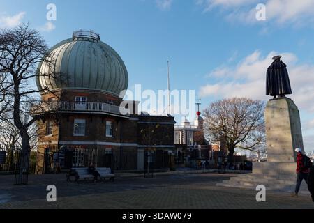 Osservatorio reale e statua del generale James Wolfe nel Greenwich Park, Londra, Inghilterra. 11 dicembre 2025 Foto Stock