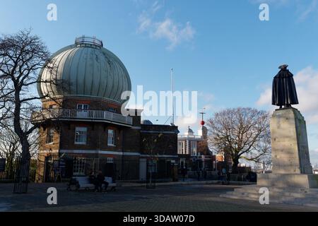 Osservatorio reale e statua del generale James Wolfe nel Greenwich Park, Londra, Inghilterra. 11 dicembre 2025 Foto Stock