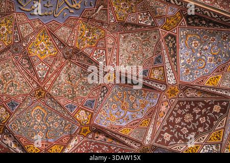 Veduta dell'intricato soffitto geometricamente decorato con motivi floreali e calligrafia, un testamento dell'arte, Lahore, Punjab, Pakistan. Foto Stock