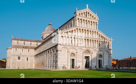 Pisa, Italia - 26 giugno 2025: Un'ampia vista della Cattedrale di Pisa mostra la sua facciata in marmo romanico, portici a strati e dettagli scultorei, in piedi Foto Stock