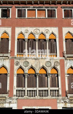 Dettaglio della facciata storica di Palazzo Soranzo su campo San Polo a Venezia, Italia Foto Stock