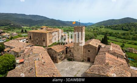 Vista aerea di Barruera, un pittoresco villaggio nei Pirenei, in Spagna, caratterizzato da un'architettura storica in pietra, montagne panoramiche e una lussureggiante vegetazione Foto Stock