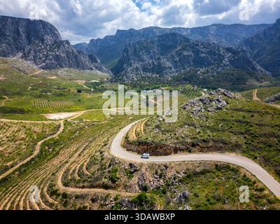 Splendida vista aerea del canyon Yazili in Turchia, che mostra le sue strade tortuose, la vegetazione lussureggiante e le maestose montagne. Catturato da un drone, evidenziare Foto Stock