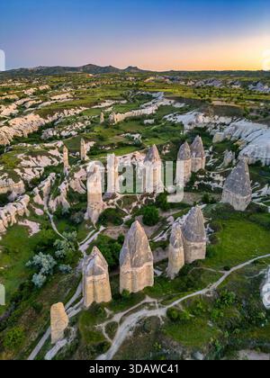 Accattivante vista aerea della Rocket Valley in Cappadocia, Turchia, durante il tramonto. Formazioni rocciose uniche, ombre e colori caldi mettono in mostra la regione Foto Stock