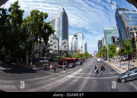 Santiago, Cile - 6 dicembre 2024: Vista delle strade animate fiancheggiate da edifici moderni sotto un cielo costellato di nuvole mostruose. Foto Stock