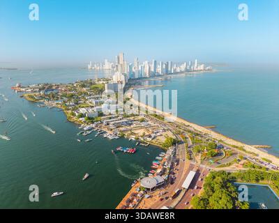 Vista aerea del quartiere Bocagrande a Cartagena de Indias, Colombia, che mostra lo skyline moderno, le viste sull'oceano e le vivaci strade di Thi Foto Stock