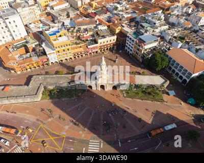 Una splendida vista aerea della Torre dell'Orologio a Cartagena de Indias, Colombia, che cattura la vibrante architettura storica e la vivace plaza in vivido de Foto Stock