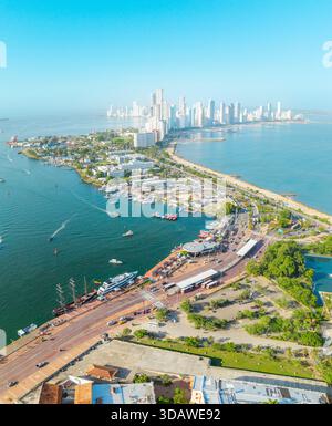 Splendida vista aerea di Bocagrande a Cartagena de Indias, Colombia, con i suoi alti e moderni edifici, la splendida costa e la vivace città Foto Stock