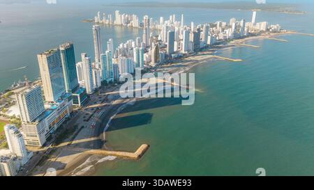 Vista aerea di Bocagrande, un quartiere dinamico di Cartagena de Indias, Colombia, che mostra il suo moderno skyline sul Mar dei Caraibi. Foto Stock