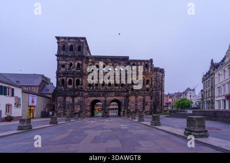 Treviri, Germania - 12 ottobre 2024: Veduta dell'alba di Foggy della porta Nigra, una porta della città di epoca romana, a Treviri, Renania-Palatinato, Germania Foto Stock