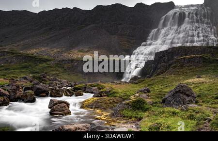 Una vista bassa della cascata Dynjandi nei Westfjords dell'Islanda Foto Stock