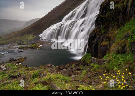Una vista laterale delle cascate superiori di Dynjandi nei Westfjords dell'Islanda Foto Stock