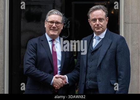 Londra, Inghilterra, Regno Unito. 12 dicembre 2025. Il primo ministro belga BART DE WEVER arriva al 10 di Downing Street per un colloquio con il primo ministro britannico KEIR STARMER a Londra, Regno Unito, il 12 dicembre 2025. (Credit Image: © Thomas Krych/ZUMA Press Wire) SOLO PER USO EDITORIALE! Non per USO commerciale! Foto Stock