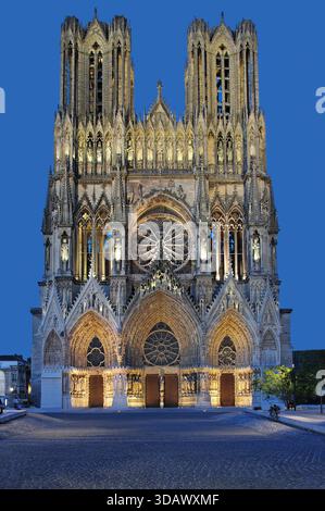 Cattedrale di Reims e cattedrale Notre-Dame de Reims di notte, regione Champagne, Grand Est, Francia Foto Stock